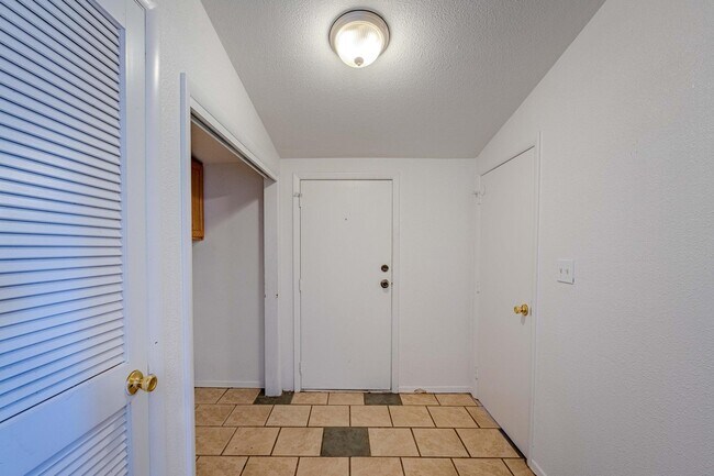 Building Photo - 609 Candelaria Rd NW