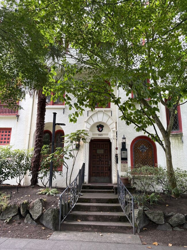 Building Photo - Capitol Hill Studio $1550.00,  W/S/G included. La Flor Condominiums.