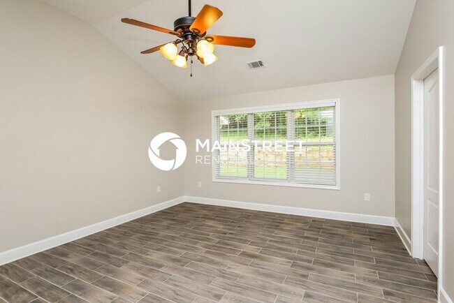 Building Photo - 4 Bedroom Pet-Friendly Home in Hoschton, GA with Main Street Renewal