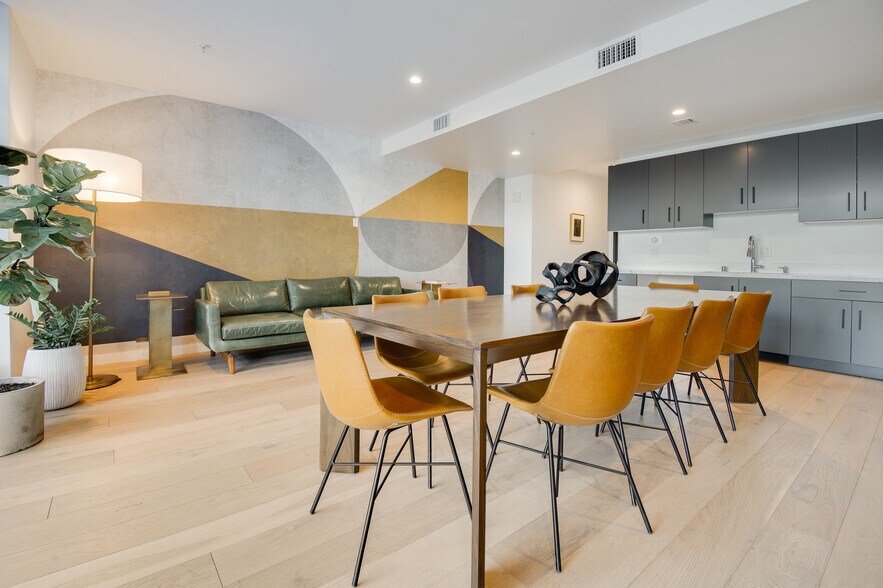 Building Photo - Vica Silverlake