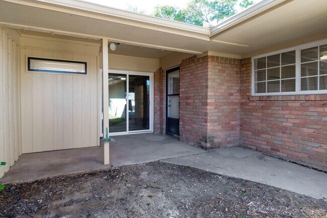 Building Photo - 7709 Village Trail Dr