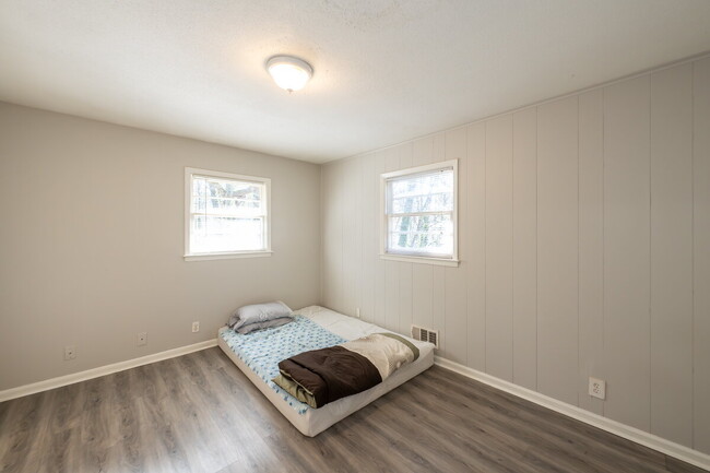 Building Photo - "Charming 3-Bedroom Retreat with 2 Full Ba...