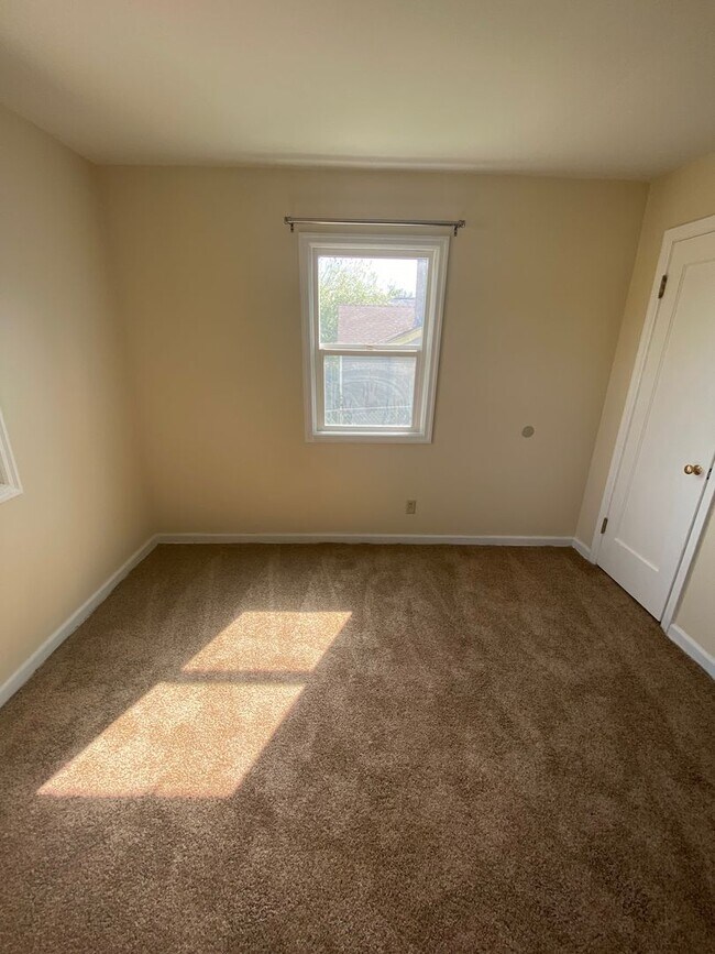 Building Photo - Charming 2 Bedroom 1 bath House! Large Bac...