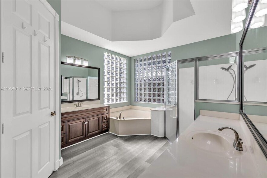 Building Photo - 558 NW 118th Ave