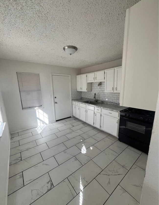 Building Photo - 3101 NE 14th St