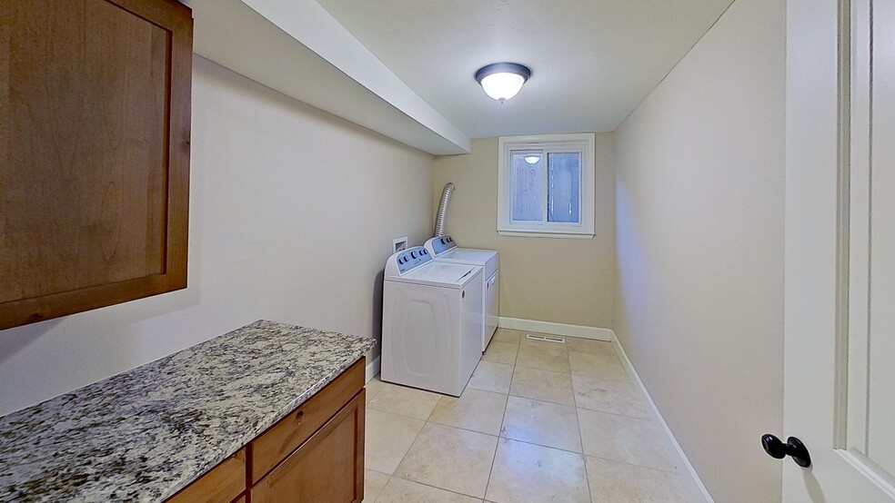 Building Photo - 1105 N Monaco Street Pky