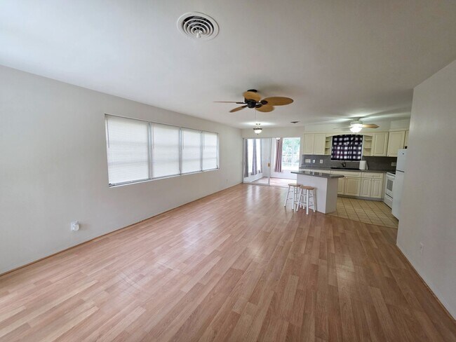 Building Photo - 3/2 with Florida room and Carport