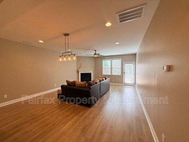 Building Photo - 212 Ellsworth Manor Dr