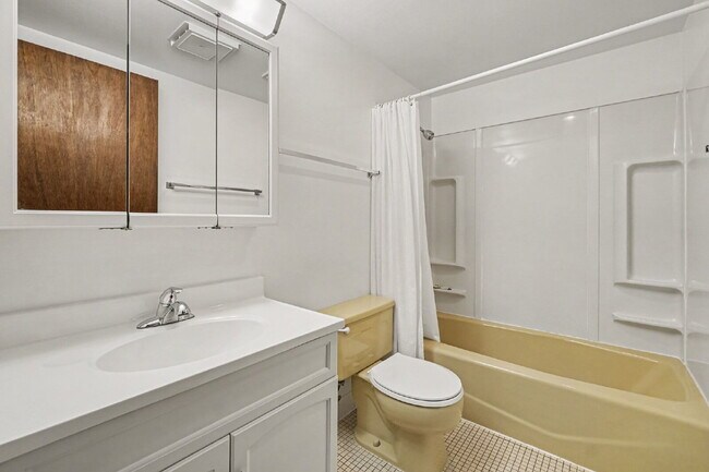 Building Photo - 3-Bedroom Duplex with Finished Basement & Central Air $1600/month