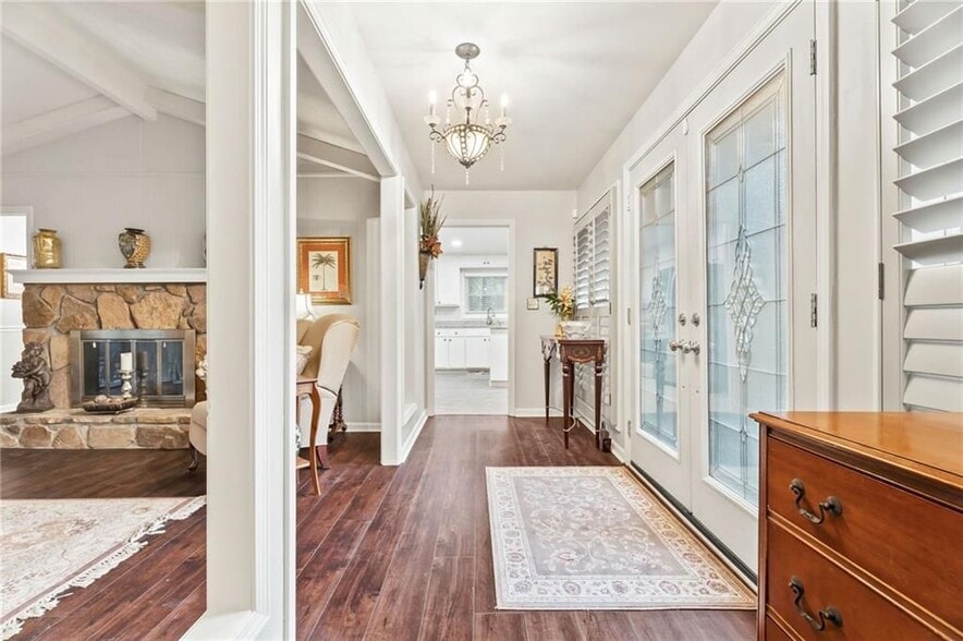 Building Photo - 4040 Summit Dr