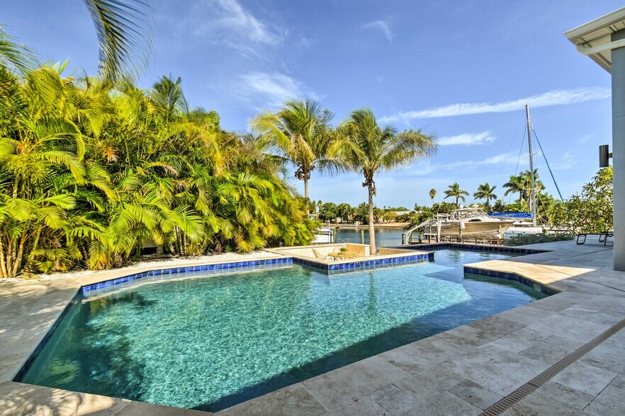 Building Photo - 2122 W Vina Del Mar Blvd