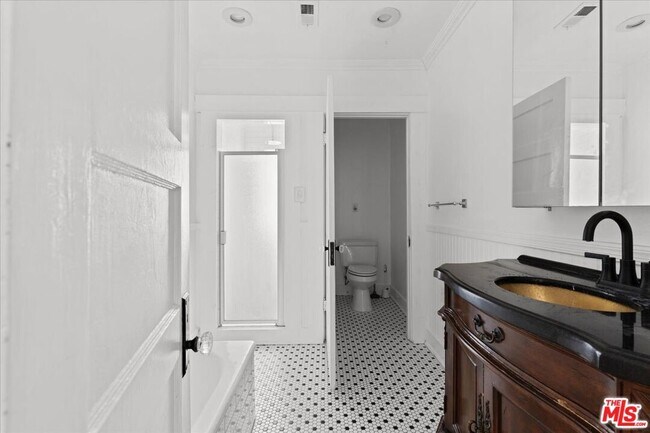 Building Photo - 1018 Havenhurst Dr