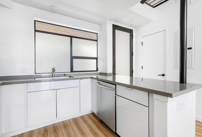 Building Photo - 10839 Kling St