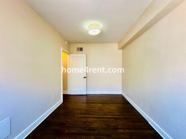 Building Photo - Luxury Condo Living Near the Country Club Plaza!