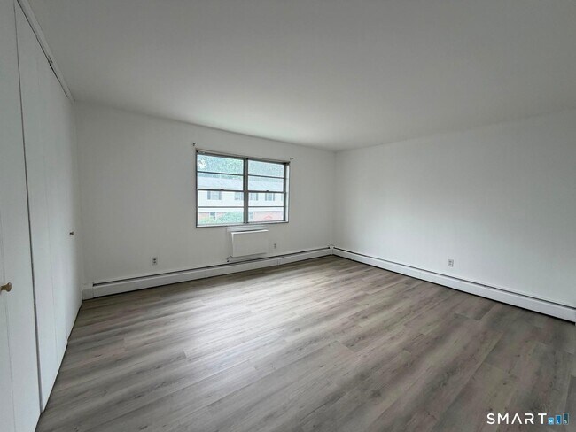 Building Photo - 18 Fairview Dr