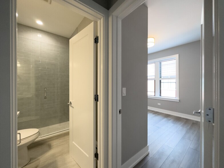 Building Photo - 3942 N Janssen Ave