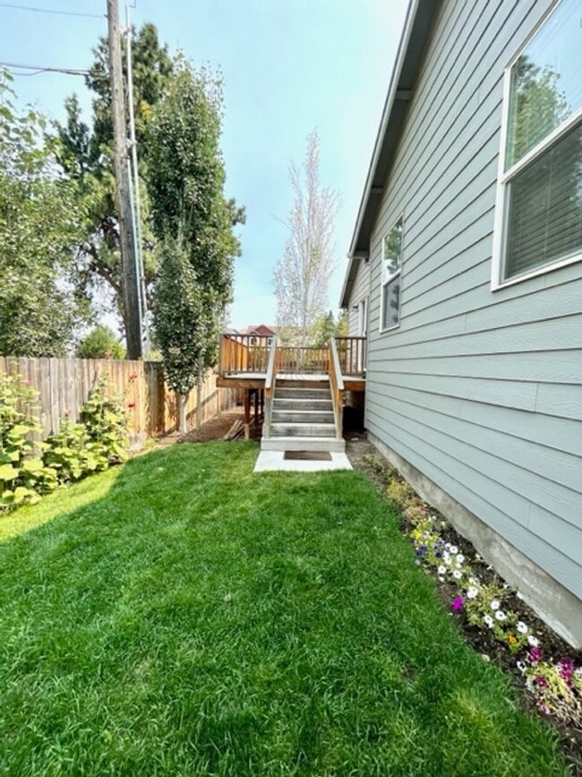 Building Photo - Gorgeous single level home in NE Bend!