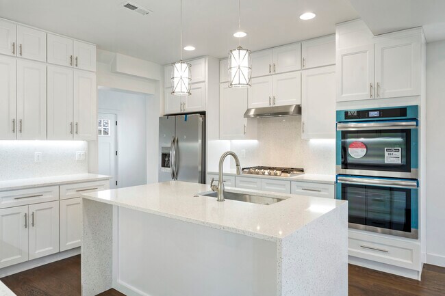 Building Photo - 413 S Trade St