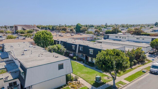 Building Photo - Charming 2-Bedroom Townhouse for Rent in Huntington Beach!