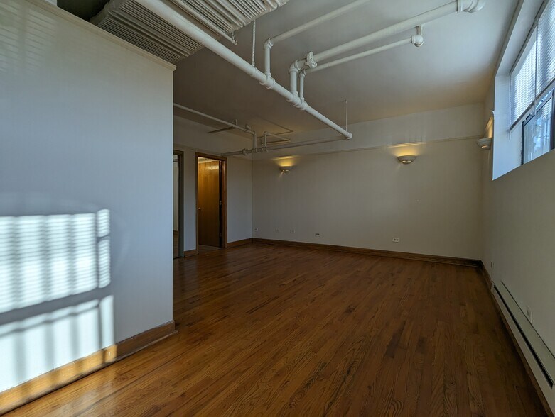 Building Photo - 957 W Cornelia Ave