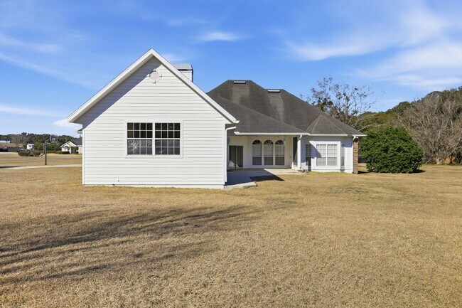 Building Photo - Ivy Park Brick Home 4 bedroom 3 1/2 baths