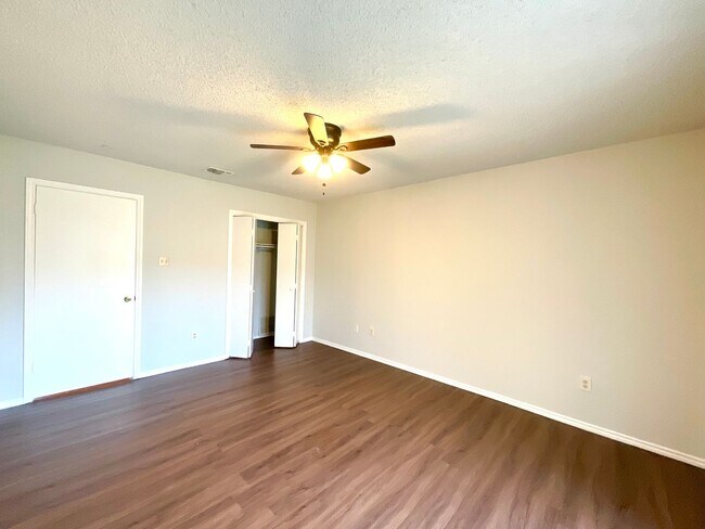 Building Photo - **APPLICATION RECEIVED** **MOVE IN SPECIAL!!** Spacious 2 Bedroom / 2 Bath Unit!