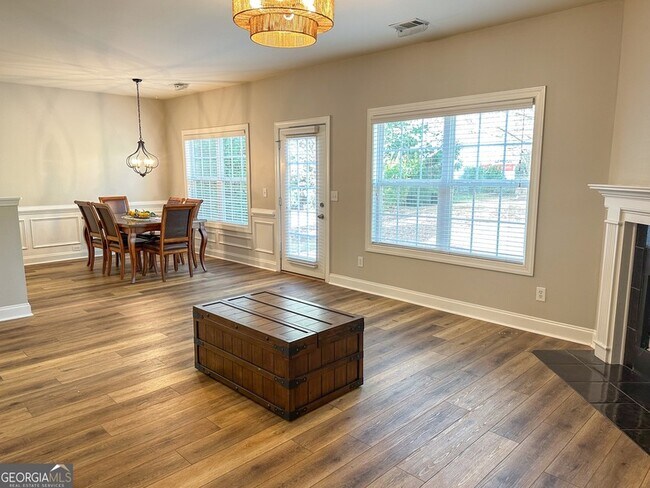 Building Photo - 2046 Barberry Dr