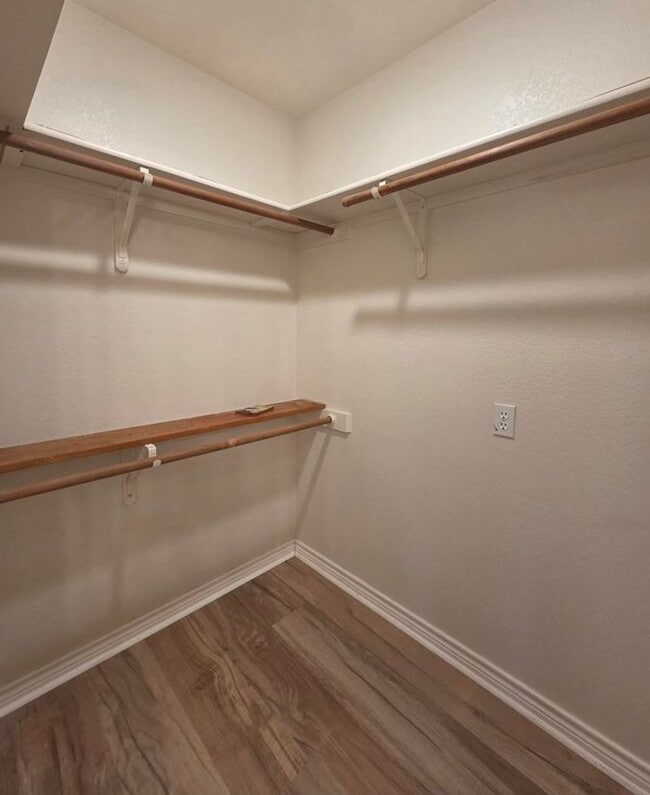 Building Photo - FOR LEASE!!