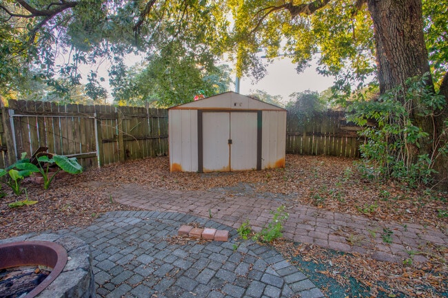 Building Photo - 2400 Suwanee Ln