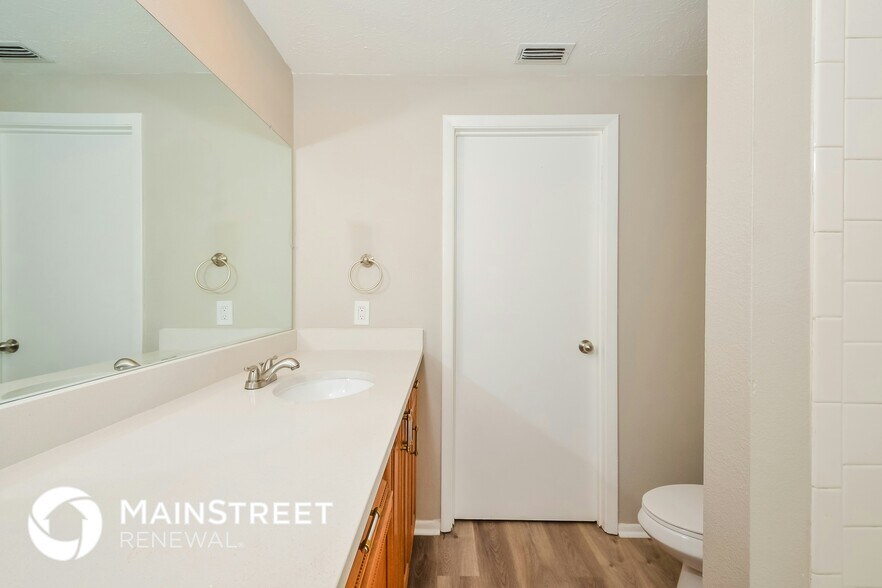 Building Photo - 2827 Marshall Dr