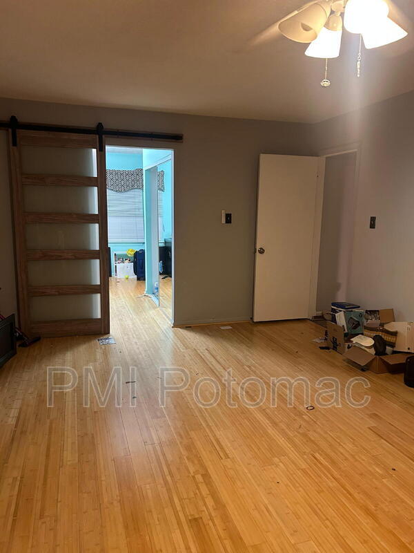 Building Photo - 1718 Crestview Dr