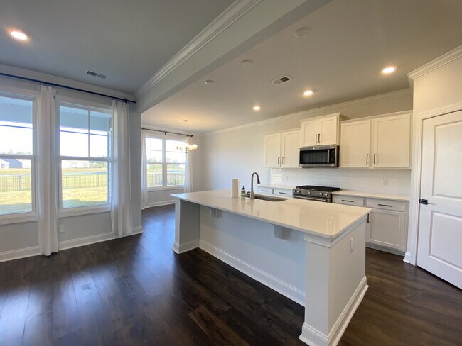 Building Photo - Spacious, Four Bedroom, Ranch Style Home!