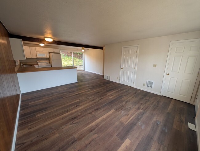 Building Photo - Updated Bremerton Duplex, Close to EVERYTH...