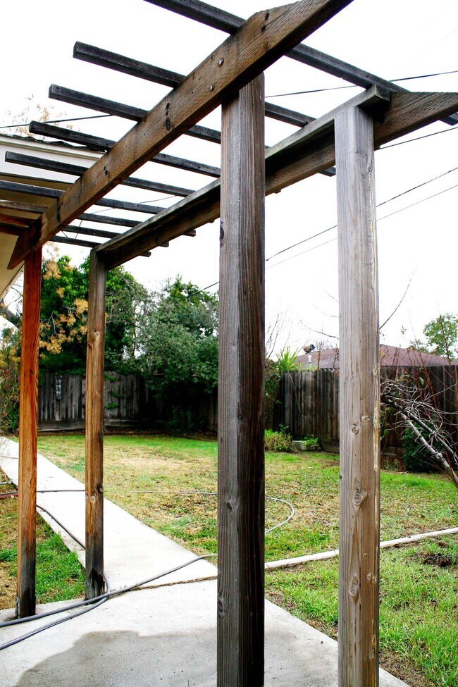 Building Photo - 898 W San Gabriel Ave