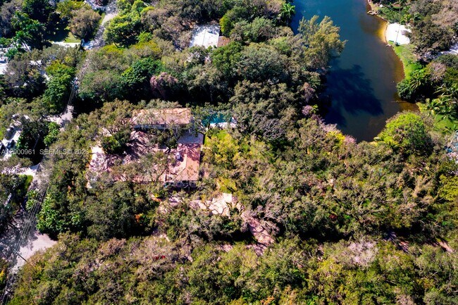 Building Photo - 10100 Lakeside Dr