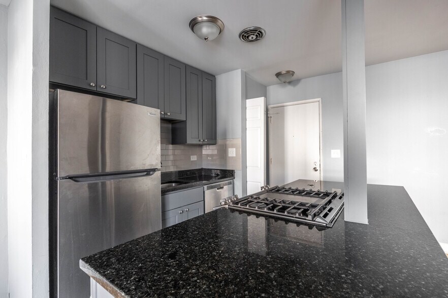 Building Photo - 656 W Grace St