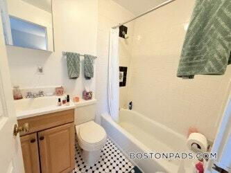 Building Photo - 833 Beacon St