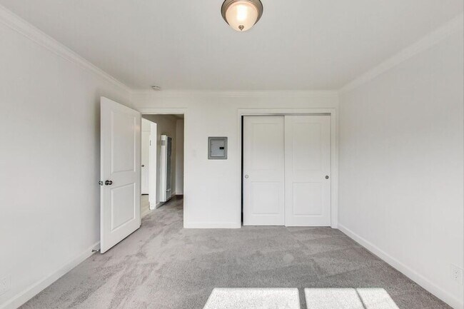 Building Photo - 1549 San Carlos Ave