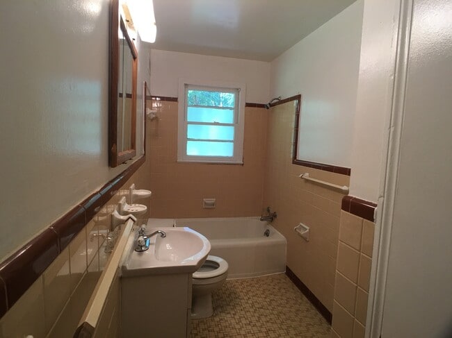 Building Photo - 307 32nd E Pl