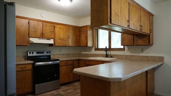 Building Photo - Spacious Country Property On 5 Acres with ...