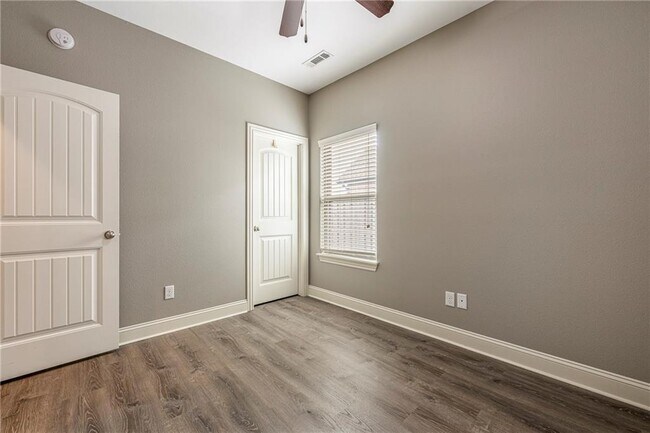 Building Photo - 4403 W Meadow Oaks Dr