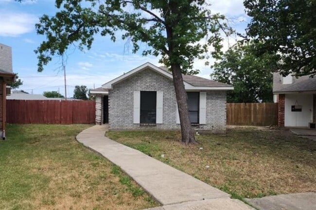 Building Photo - 305 Meadow Ct