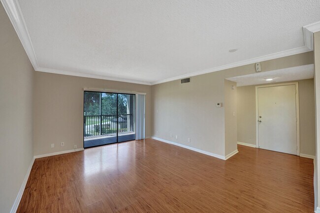 Building Photo - 200 Jacaranda Country Club Dr
