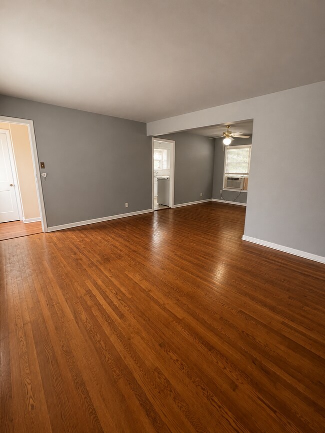 Building Photo - Alamo Heights Townhome