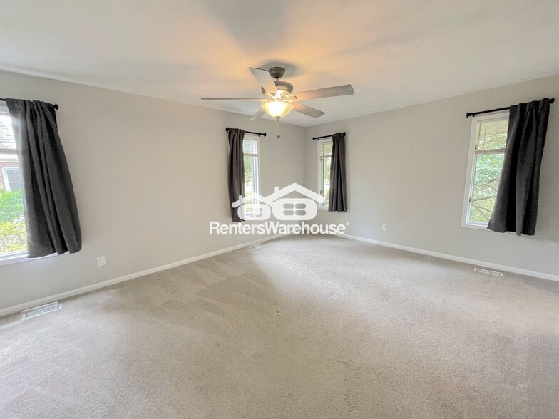 Building Photo - 452 Suburban Pkwy