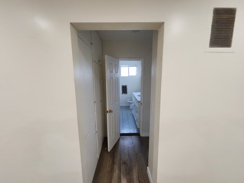 Building Photo - 1414 S Orange Grove Ave