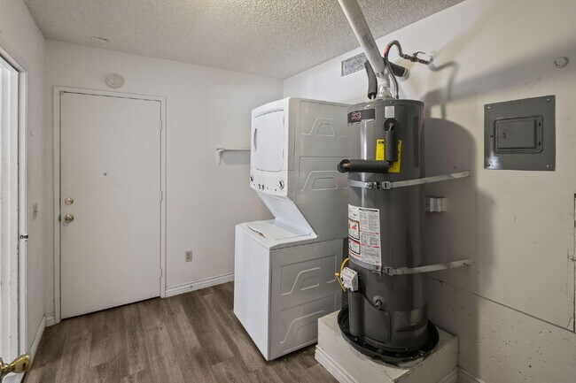 Building Photo - Welcome to your serene 3 BR 2.5 BA Townhome in San Diego!