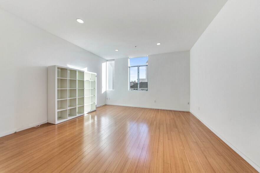 2nd Floor Bedroom - 140 S Gramercy Pl