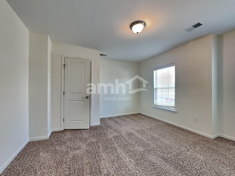 Building Photo - 407 Pine Hill Ln