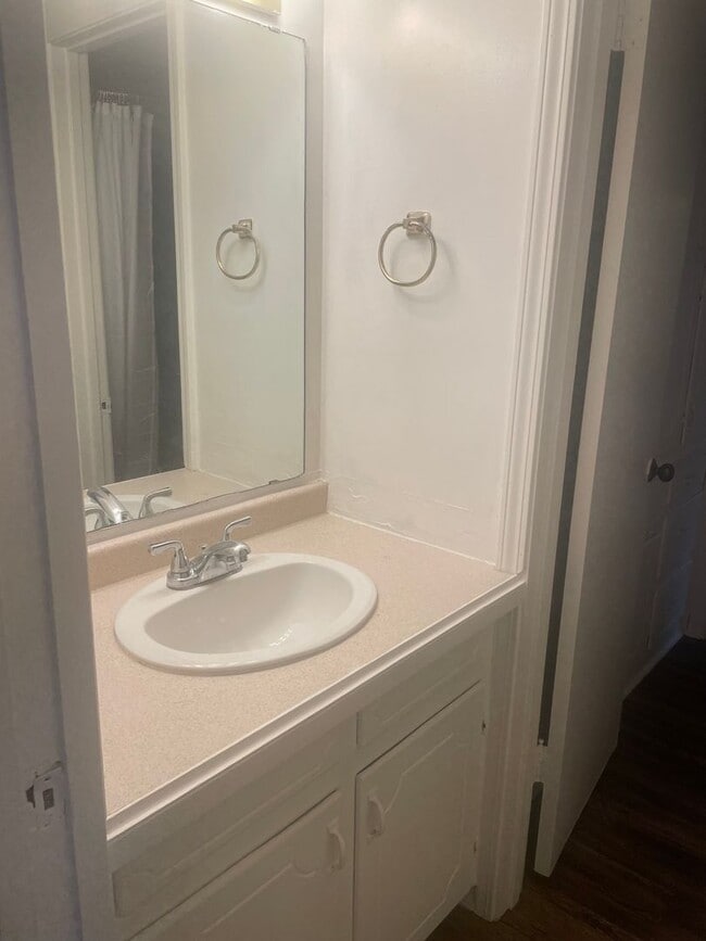 Building Photo - 2/1 ptisd Available for immediate Move in